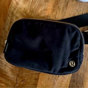 Everywhere Belt Bag 1L - Black/Gold Velour